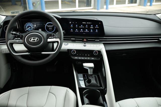 2025 Hyundai Elantra Limited photo 10