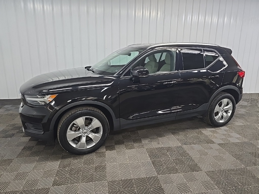 2022 Volvo XC40 Momentum photo 6