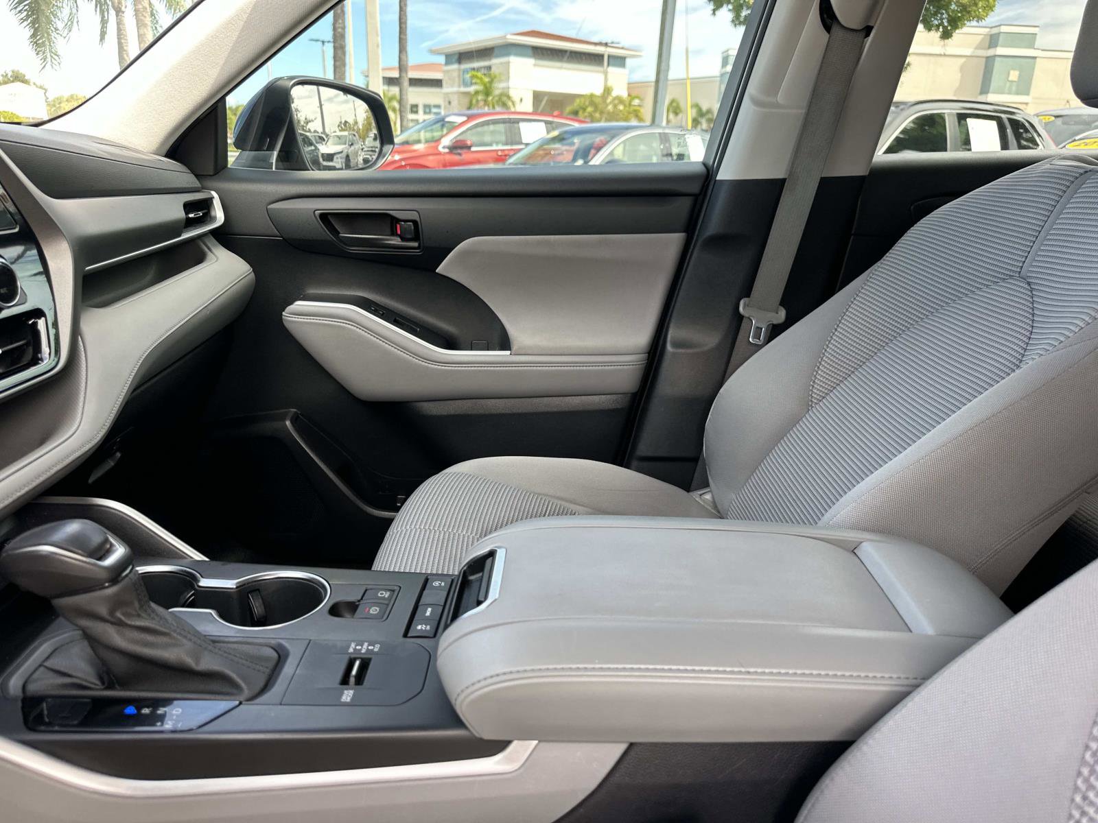 2022 Toyota Highlander LE photo 19