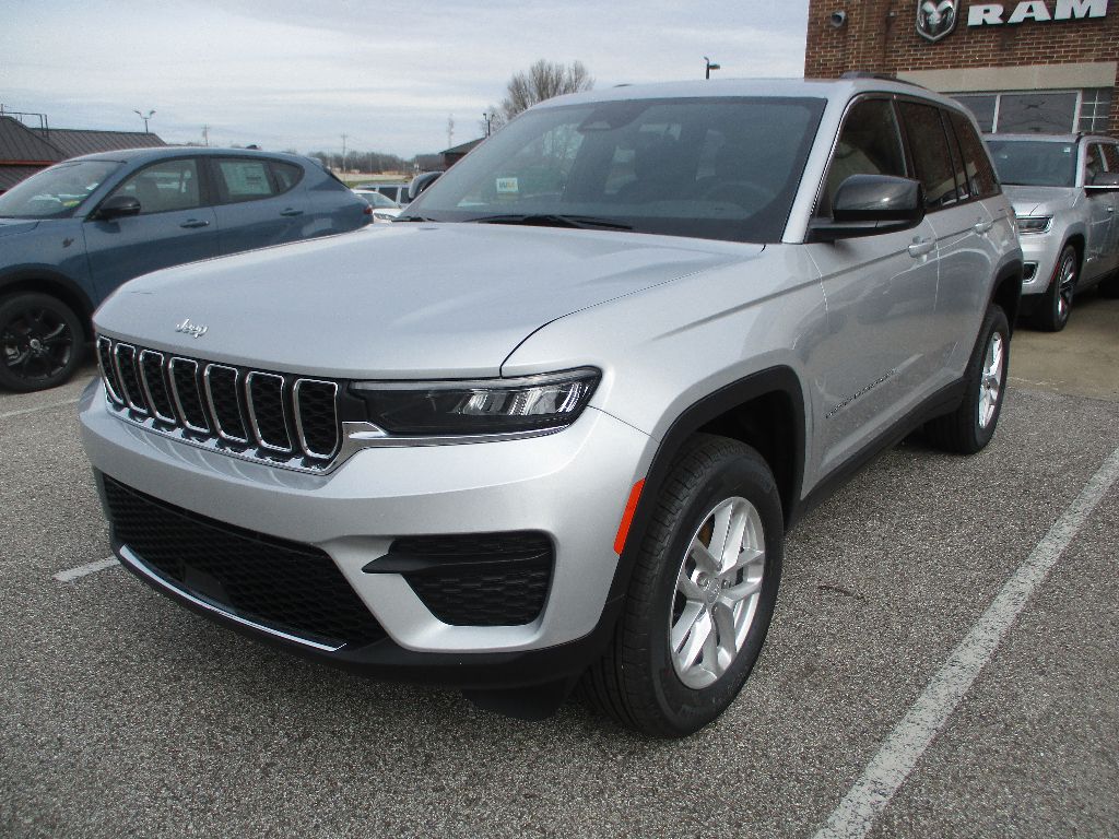 2025 Jeep Grand Cherokee Laredo X photo 3