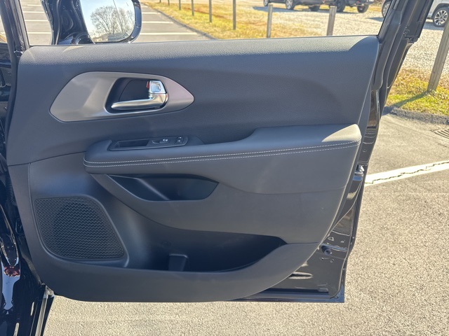 2025 Chrysler Pacifica photo 7