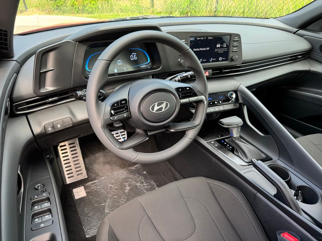 2025 Hyundai Elantra SEL Sport photo 2
