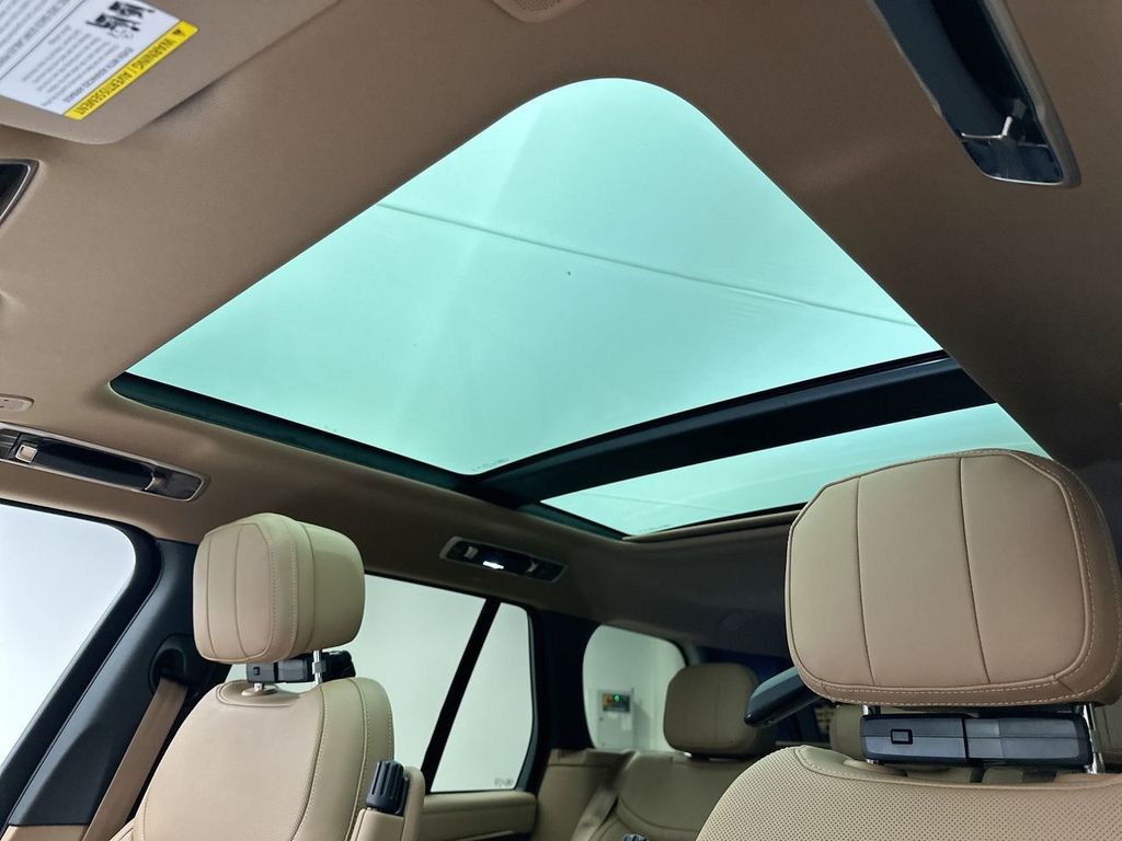 2025 Land Rover Range Rover SE photo 9