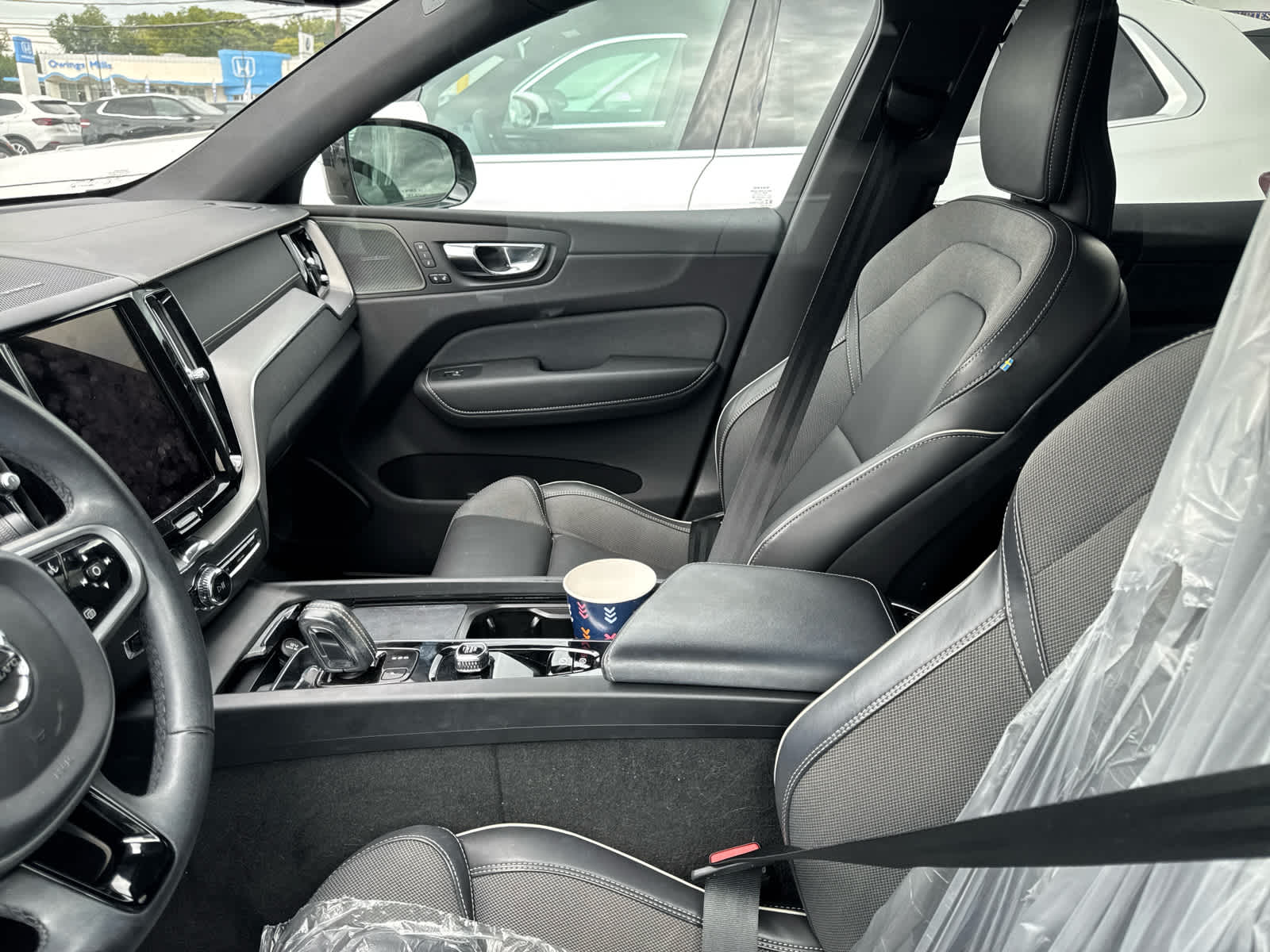 2022 Volvo XC60 R-Design photo 11