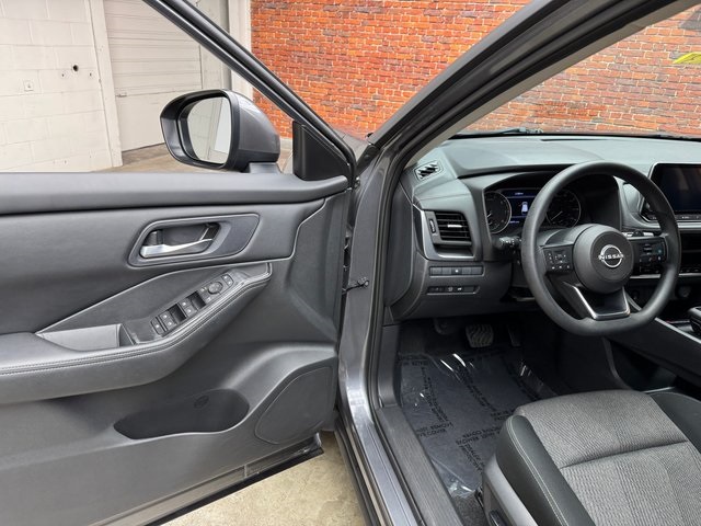 2024 Nissan Rogue SV photo 4