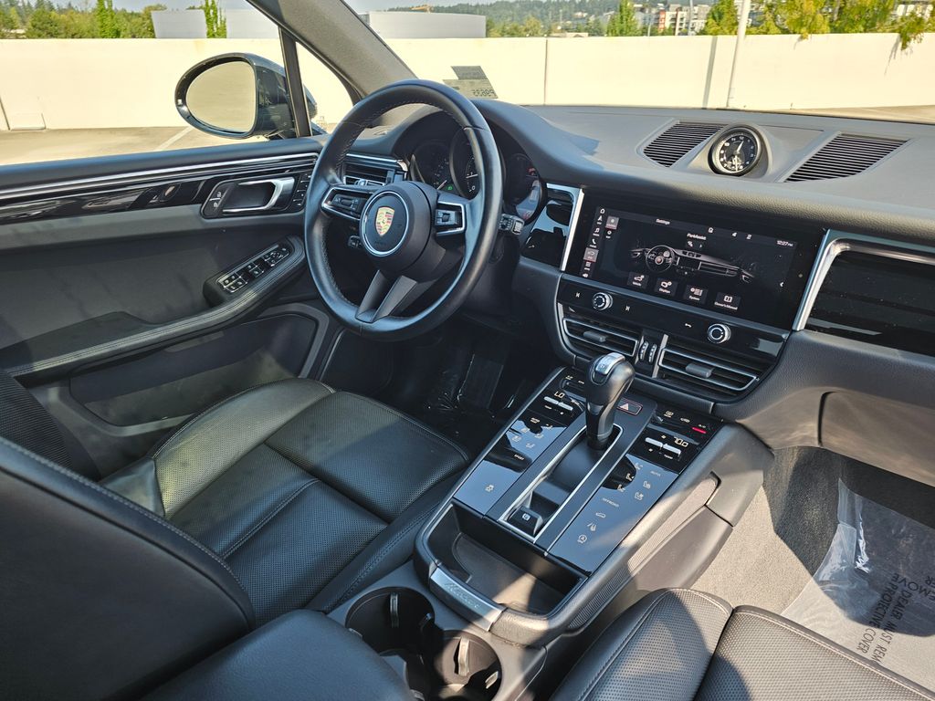 2024 Porsche Macan T photo 11