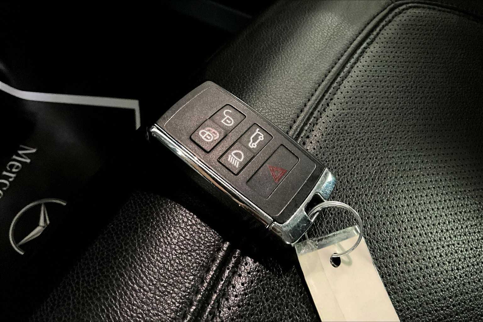 2023 Land Rover Defender SE photo 13