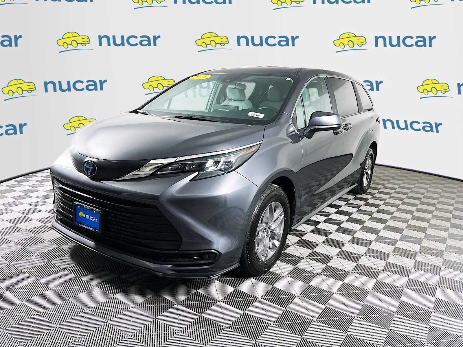 2025 Toyota Sienna LE photo 3