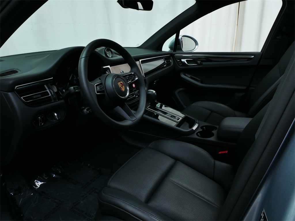 2025 Porsche Macan T photo 3