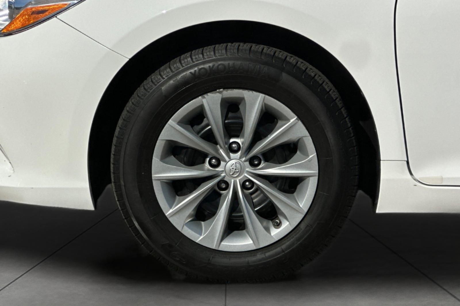 2017 Toyota Camry LE photo 4