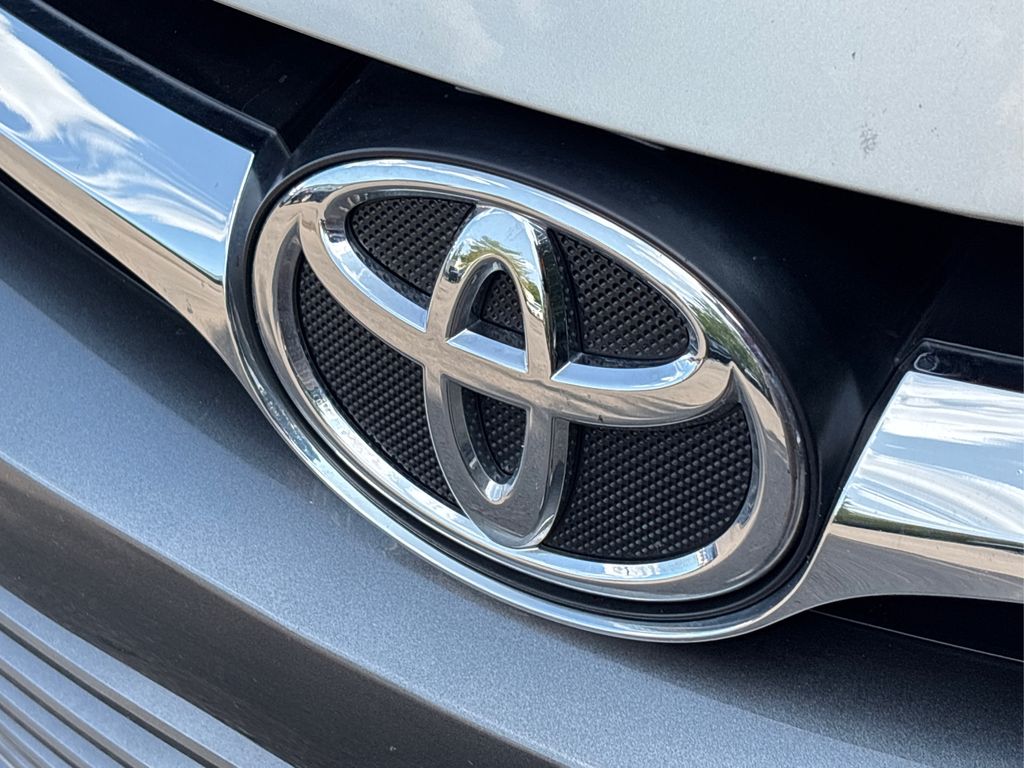 2016 Toyota Camry XLE photo 9
