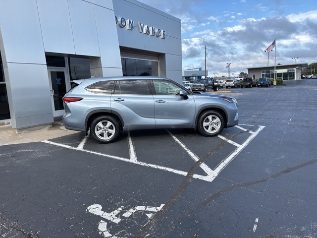 2022 Toyota Highlander LE photo 6