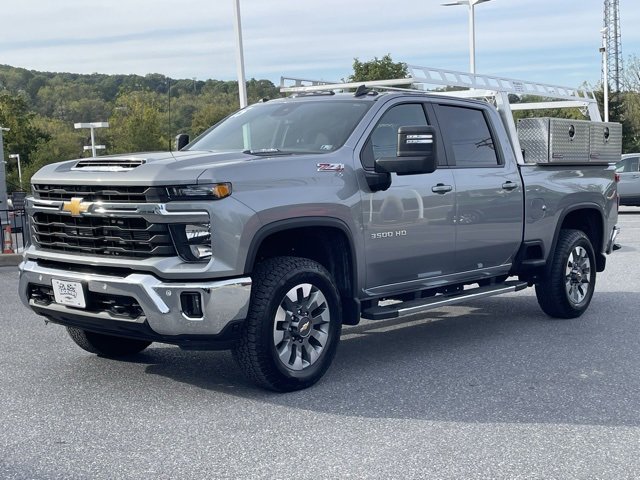 2025 Chevrolet Silverado 3500HD LT photo 3