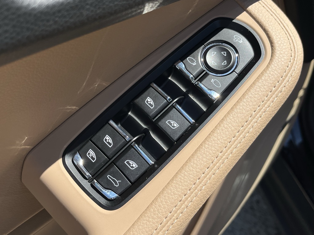 2025 Porsche Macan T photo 10
