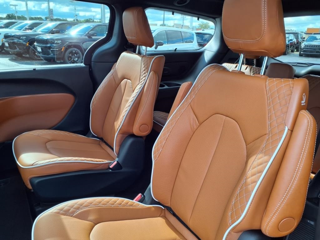 2026 Chrysler Pacifica Pinnacle photo 15