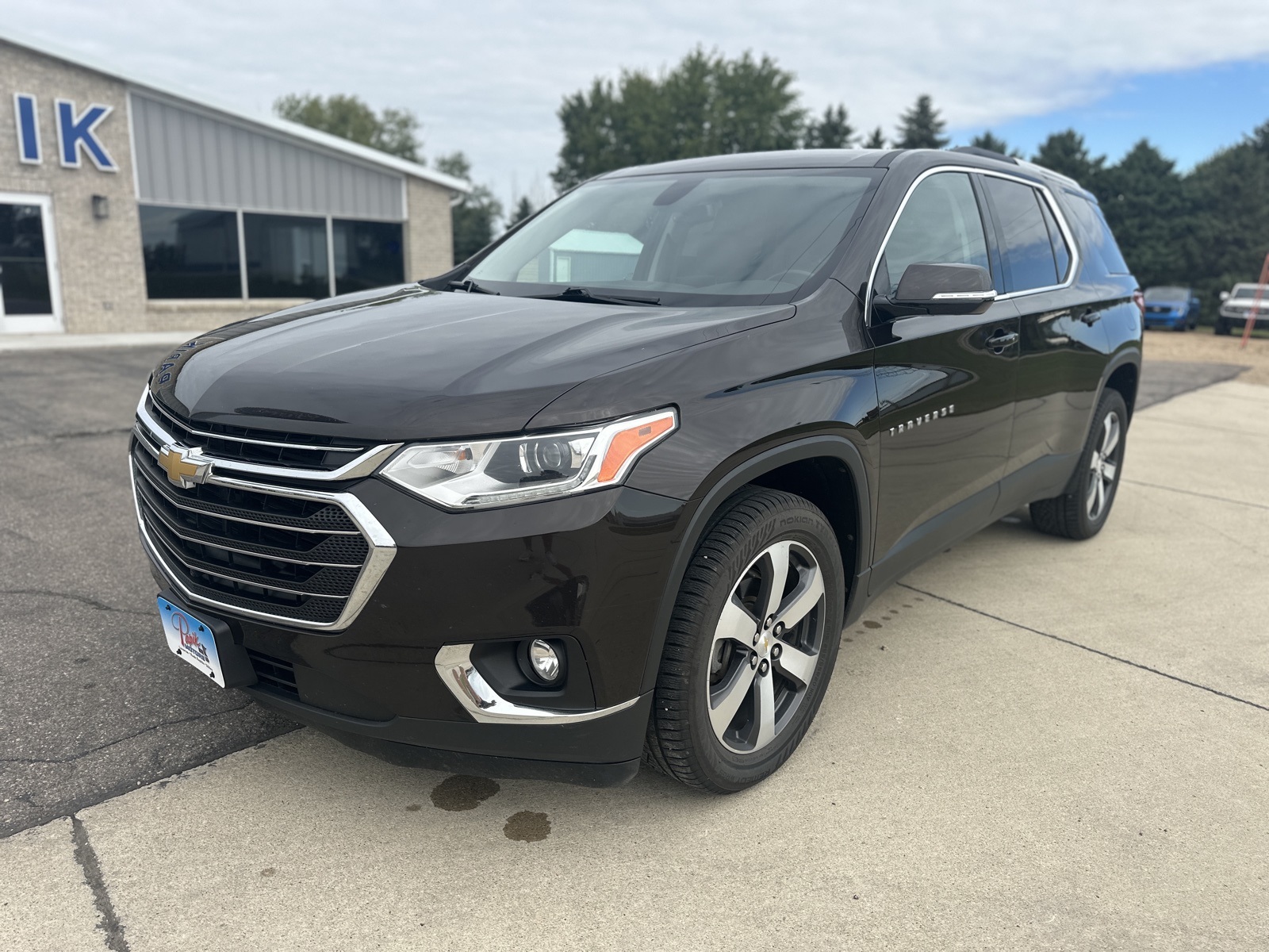 Used 2018 Chevrolet Traverse 3LT with VIN 1GNEVHKW3JJ171304 for sale in Luverne, Minnesota