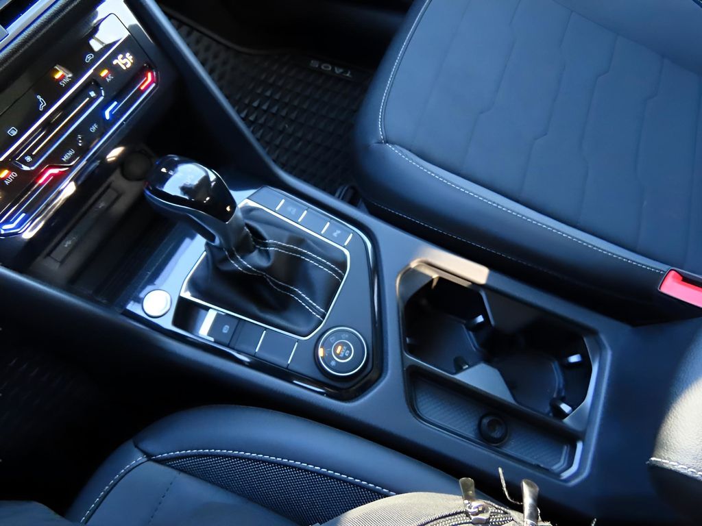 2025 Volkswagen Taos SE photo 24