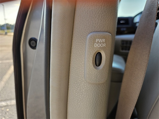 2014 Nissan Quest SV photo 8