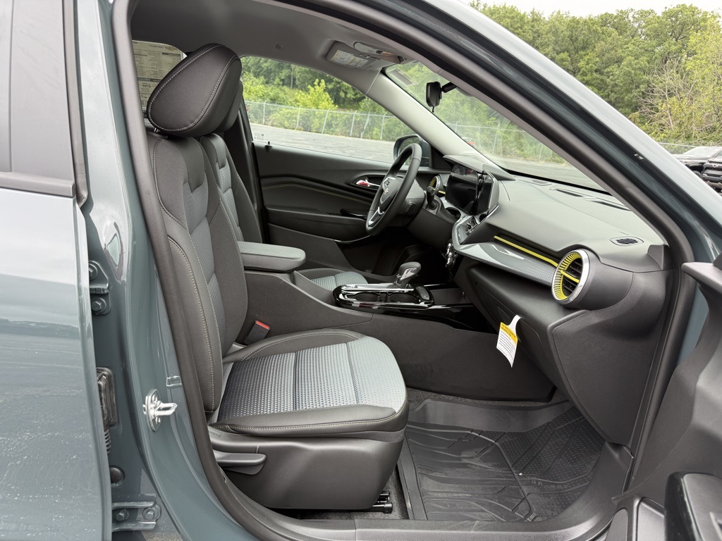 2025 Chevrolet Trax LT photo 5
