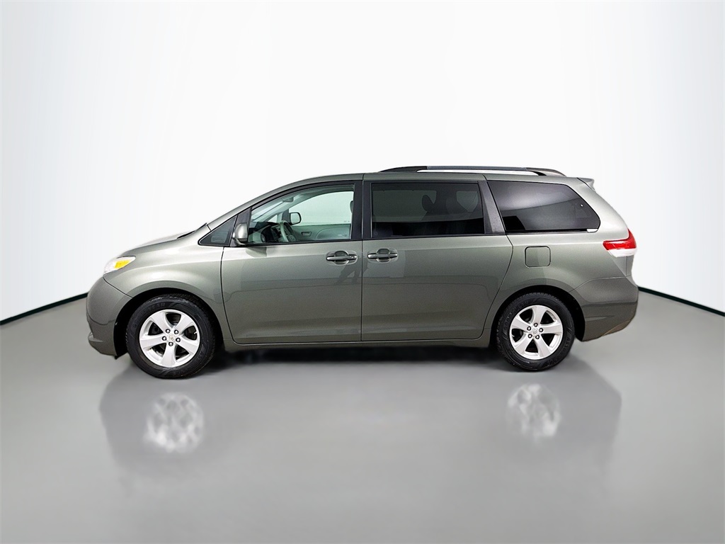 2011 Toyota Sienna LE photo 4