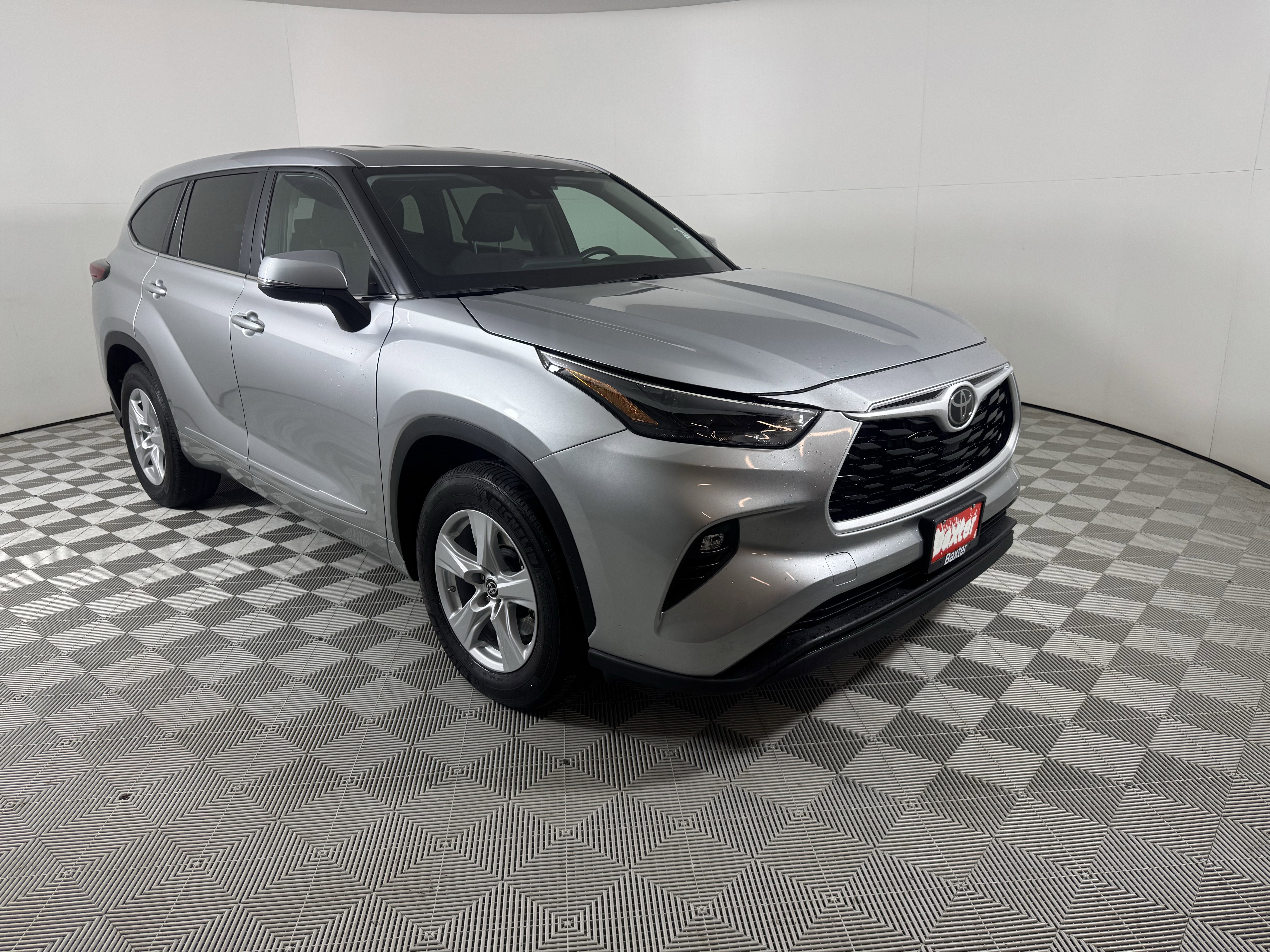 2023 Toyota Highlander LE's photo