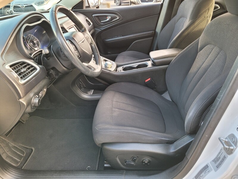 2015 Chrysler 200 Limited photo 8