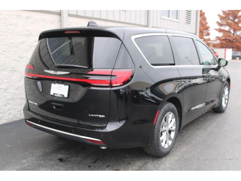 2026 Chrysler Pacifica Limited photo 3