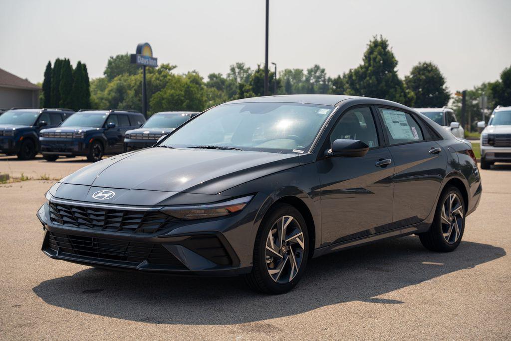 2025 Hyundai Elantra SEL Sport photo 2