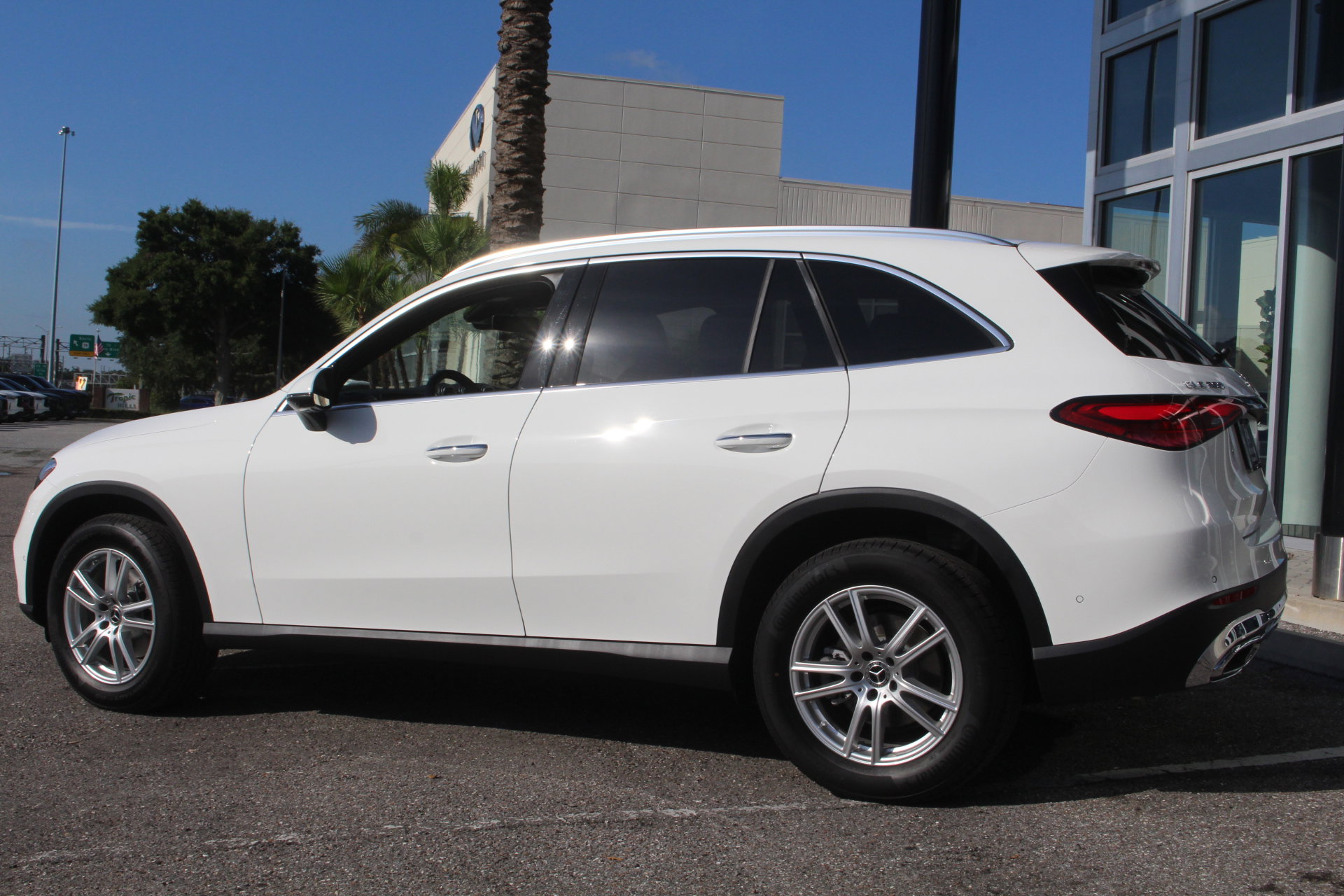 2025 Mercedes Benz GLC 300 photo 4