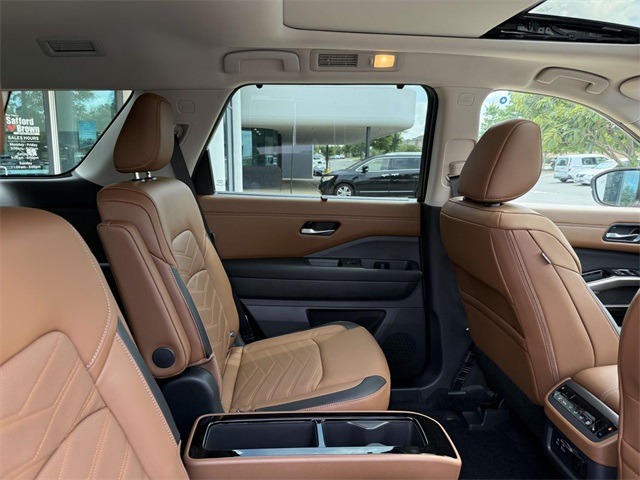 2025 Nissan Pathfinder Platinum photo 15
