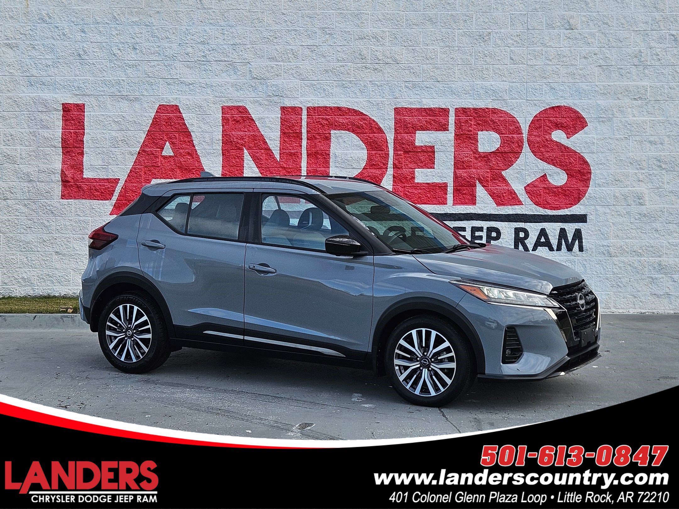 2023 Nissan Kicks SR's photo
