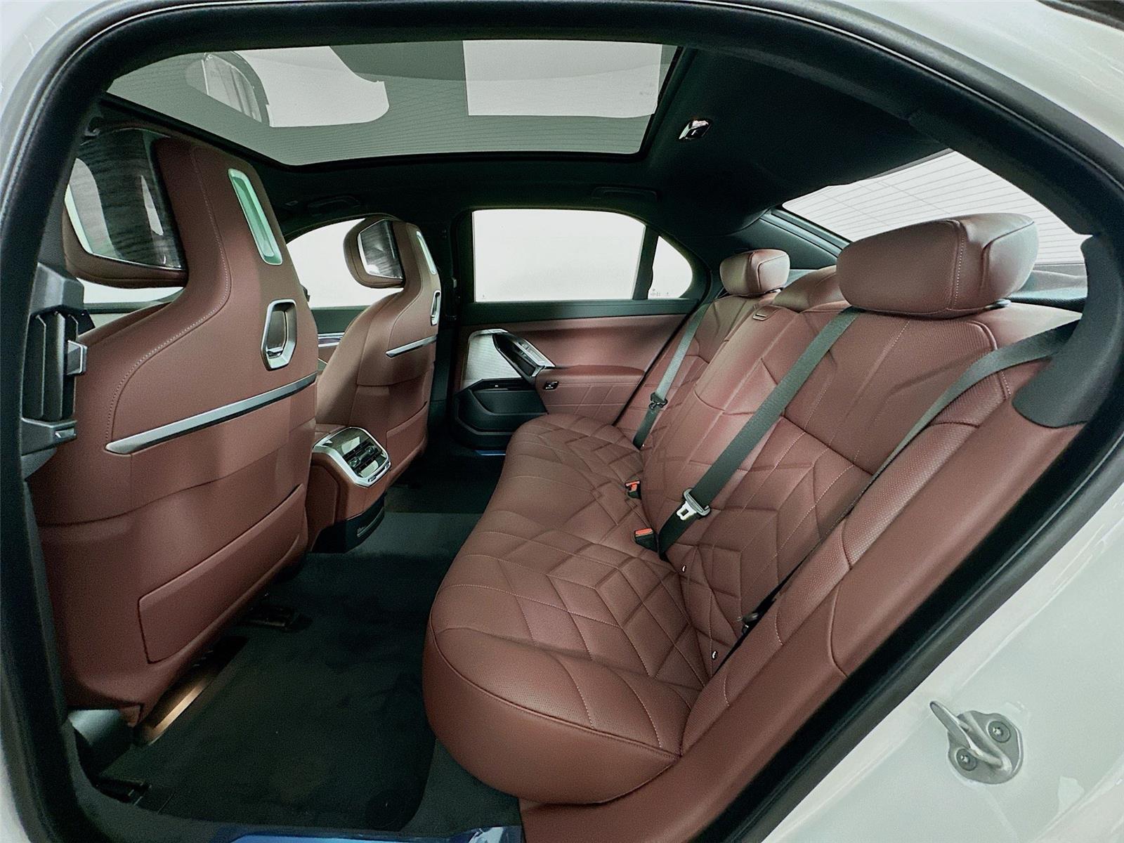 2026 Bmw 750e photo 25