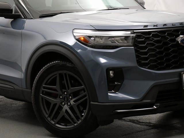2025 Ford Explorer ST photo 2