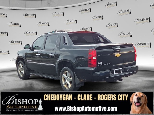 2012 Chevrolet Avalanche LTZ photo 2
