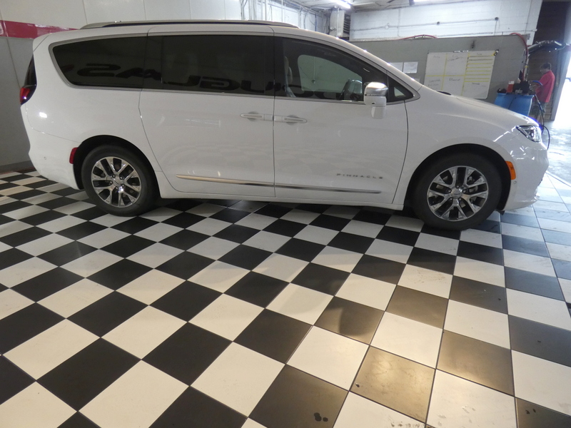 2024 Chrysler Pacifica Pinnacle photo 4