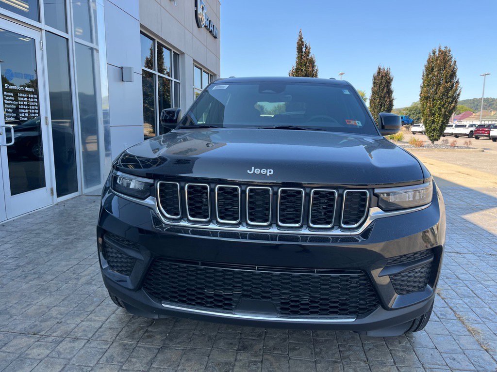 2025 Jeep Grand Cherokee Laredo Altitude photo 3