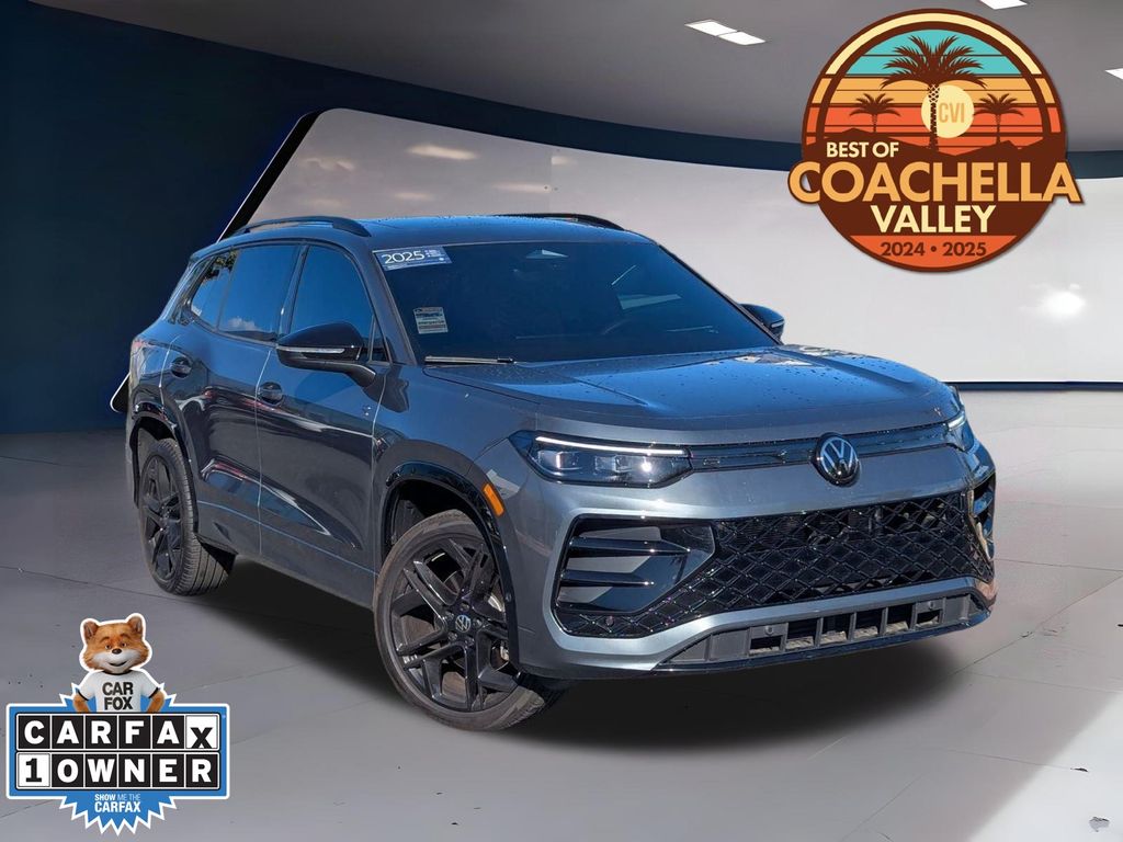 2025 Volkswagen Tiguan SE R-LINE BLACK's photo