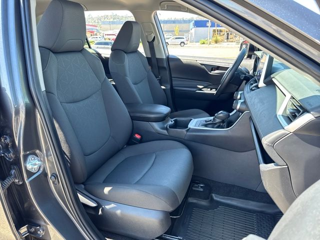 2025 Toyota RAV4 Hybrid XLE photo 17