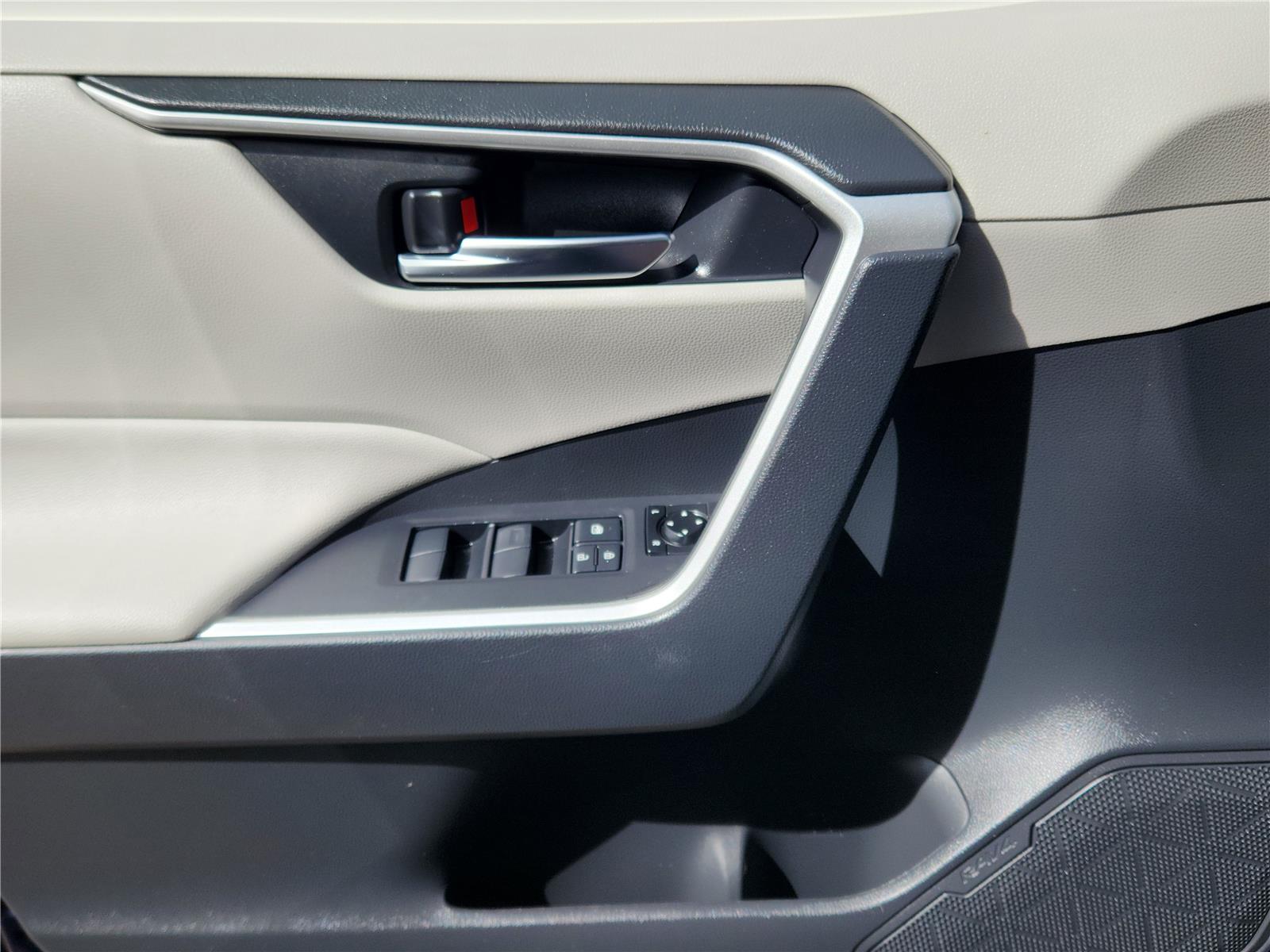 2021 Toyota RAV4 Hybrid XLE photo 8