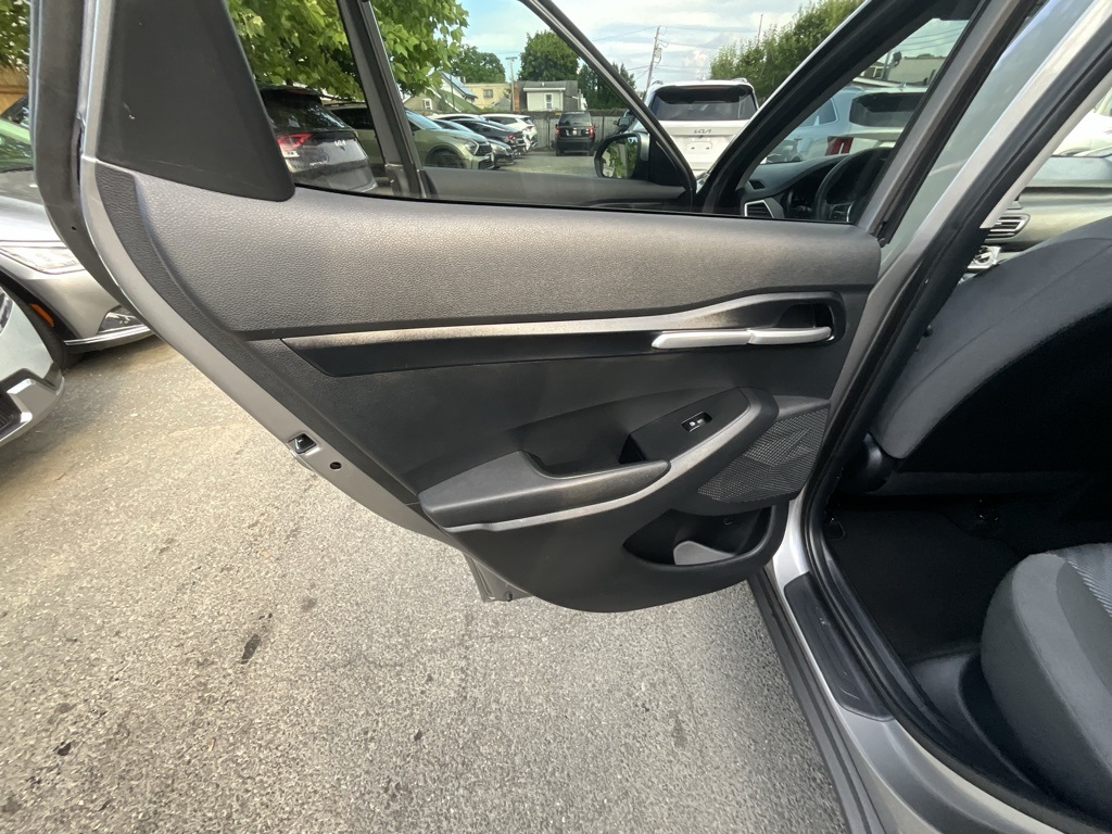 2023 Kia Seltos LX photo 17