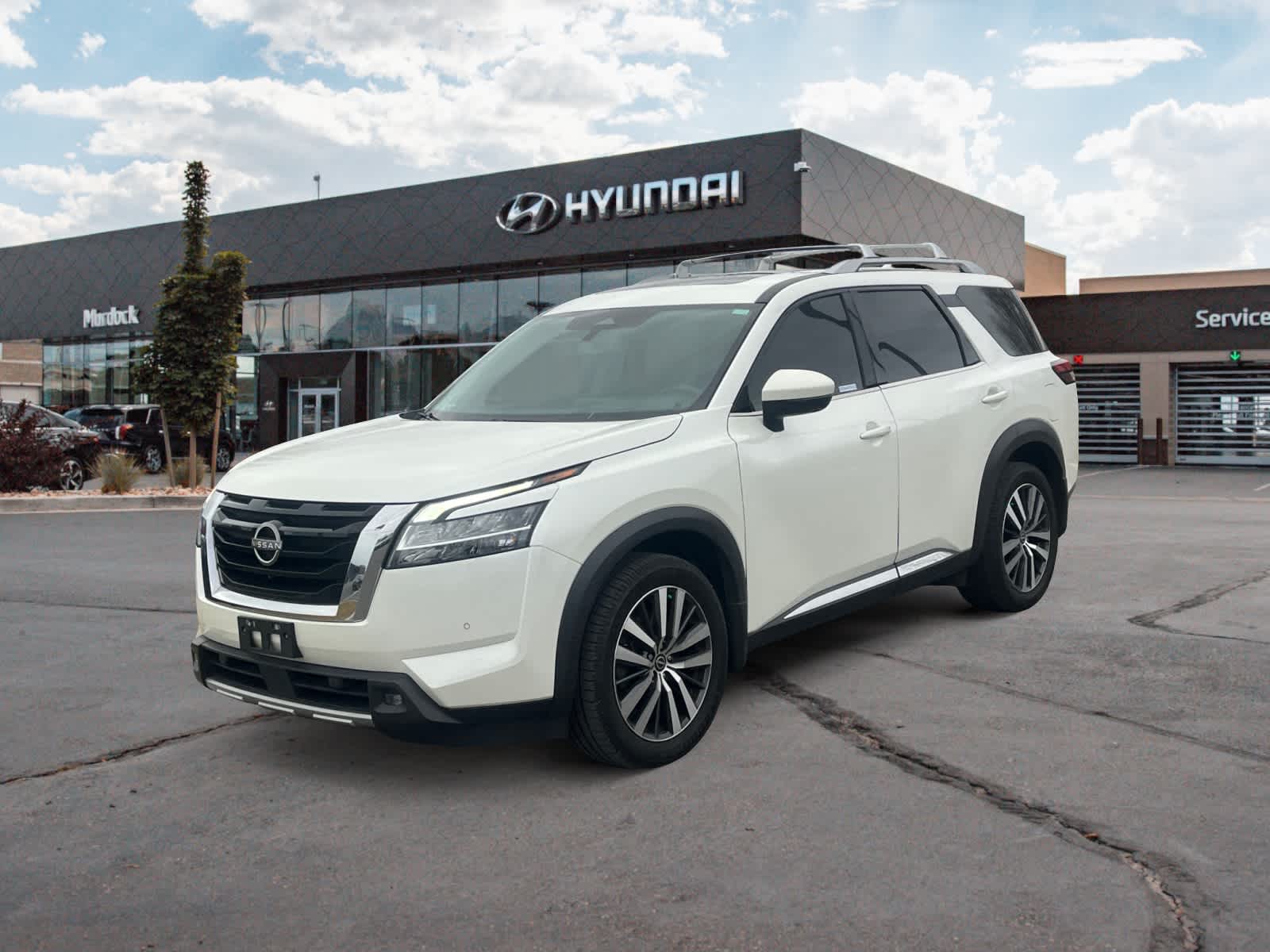 2022 Nissan Pathfinder Platinum's photo