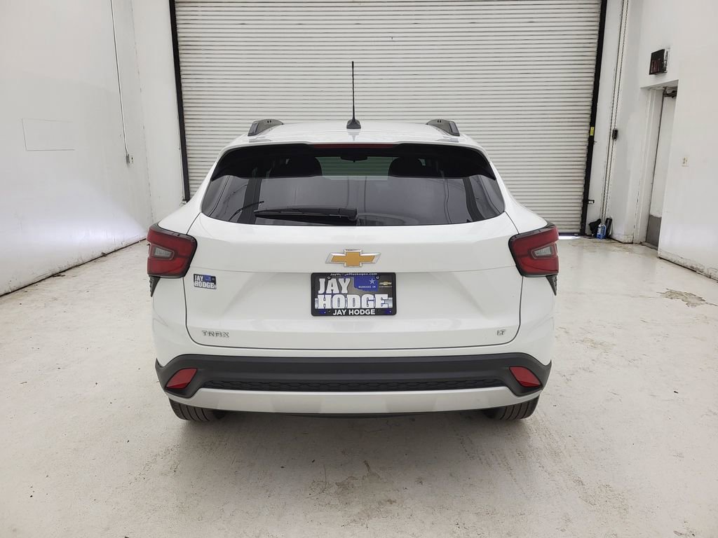 2024 Chevrolet Trax LT photo 2