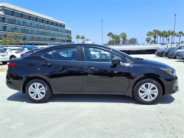 2025 Nissan Versa S photo 4