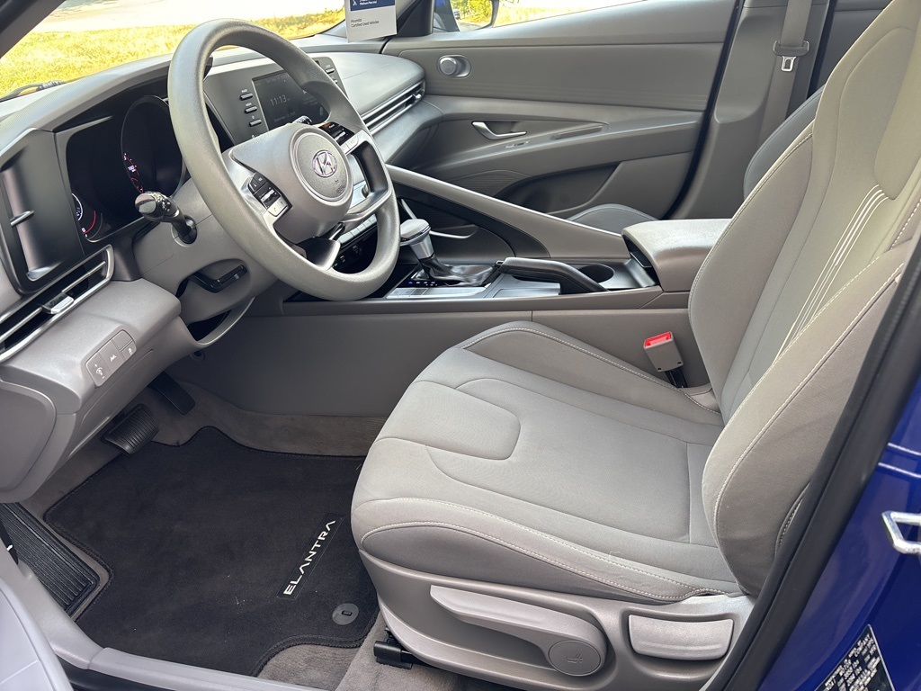2022 Hyundai Elantra SEL photo 8