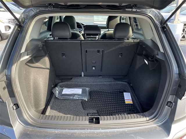 2025 Volkswagen Taos SE photo 8