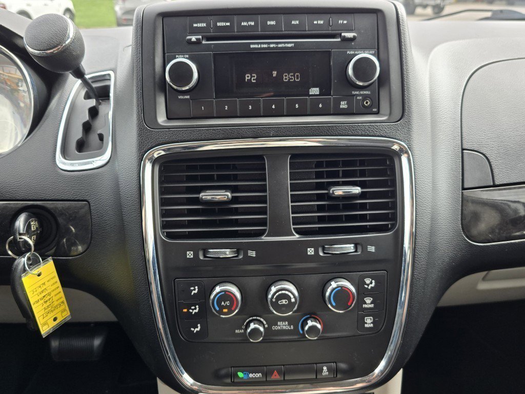 2014 Dodge Grand Caravan SXT photo 2