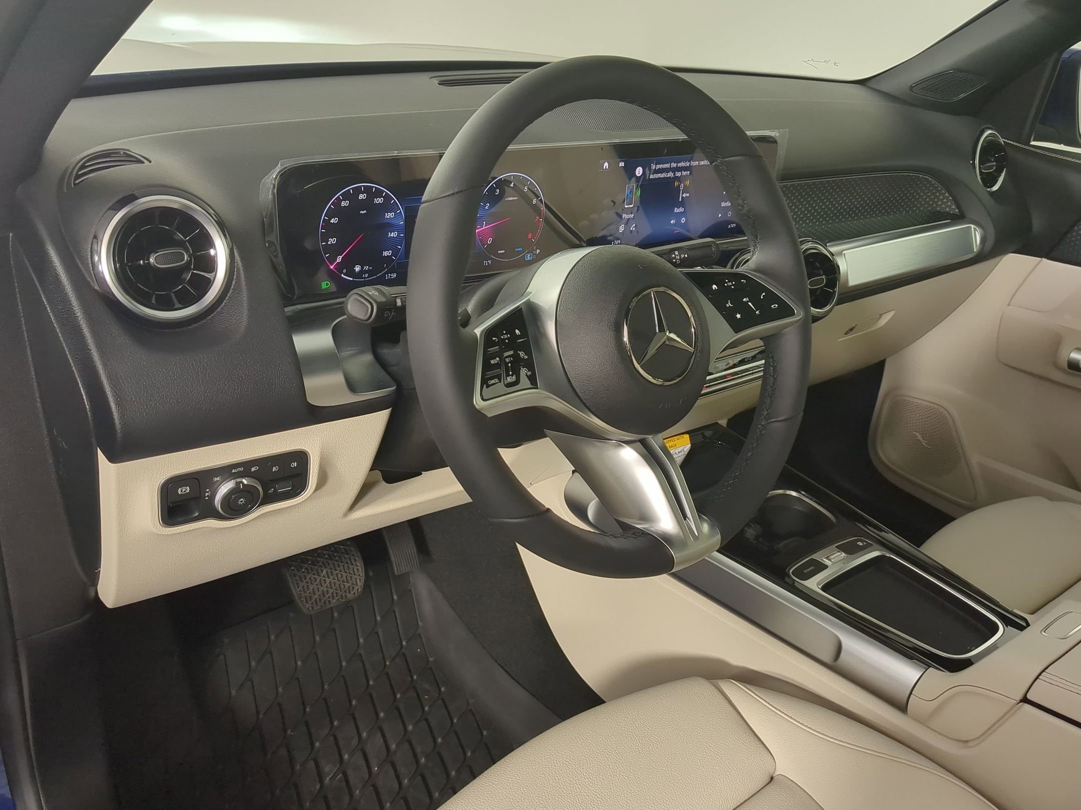 2026 Mercedes Benz GLB 250 4MATIC photo 2