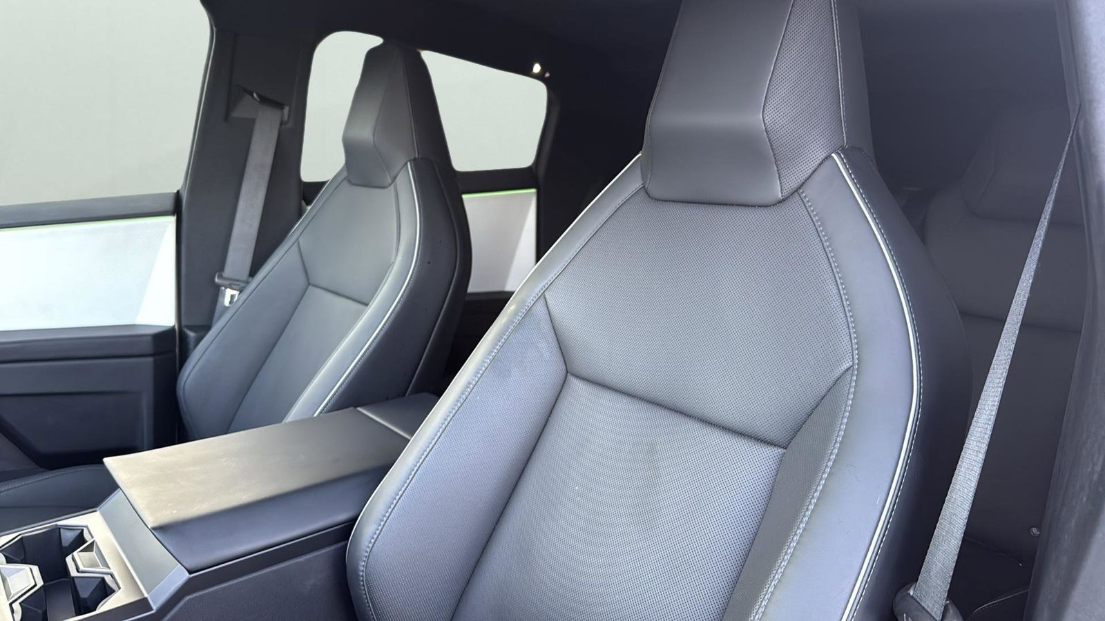 2024 Tesla Cybertruck photo 4