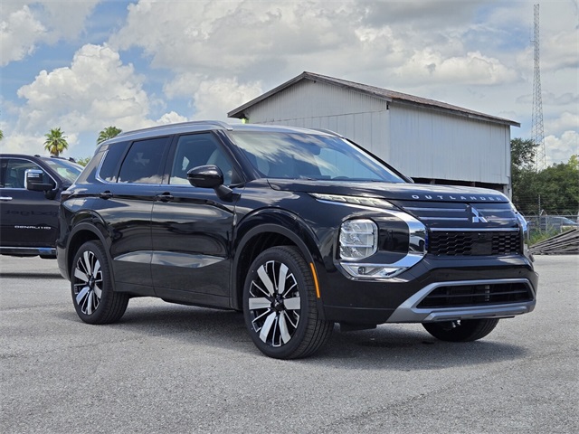 2025 Mitsubishi Outlander SEL Platinum Edition's photo