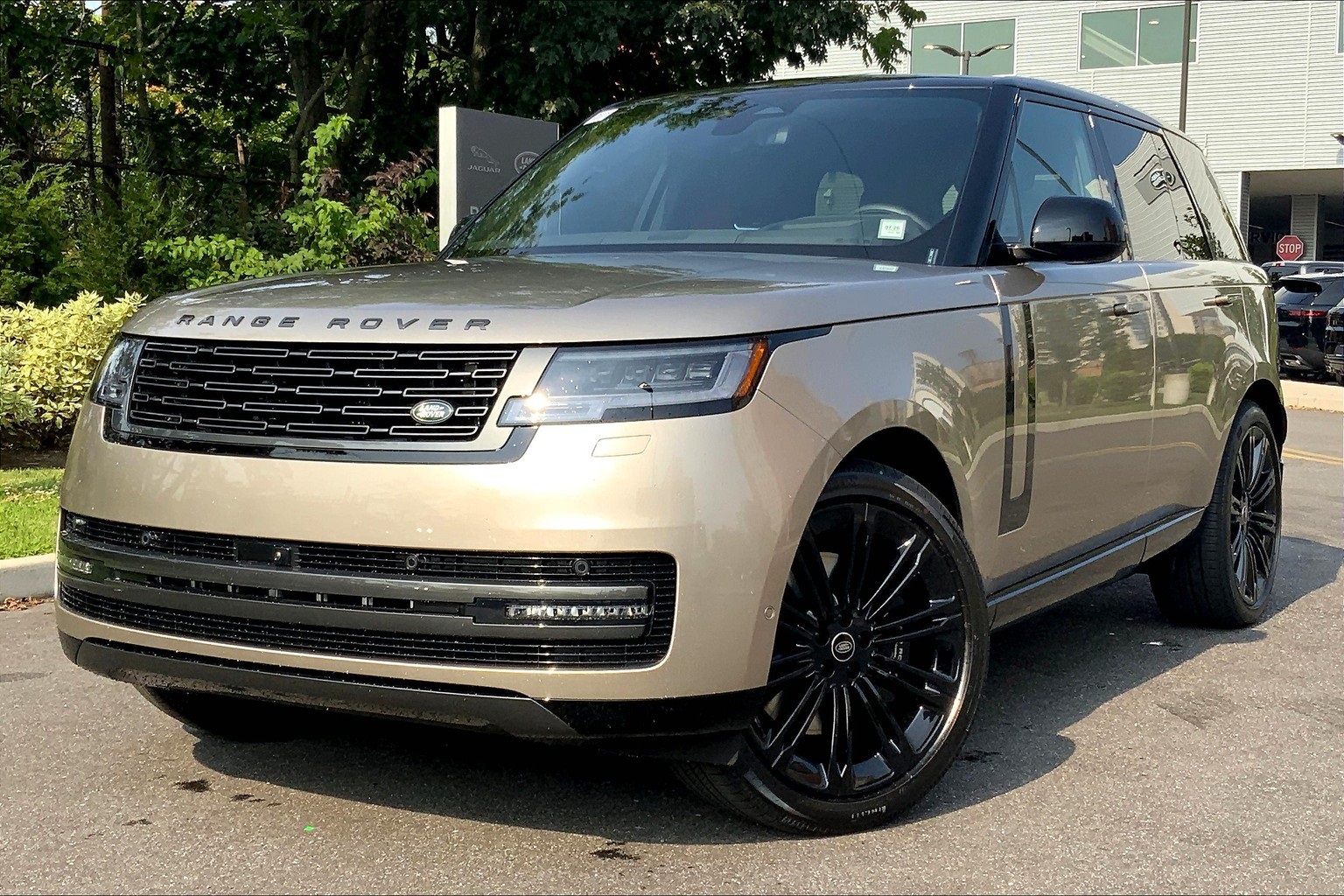 2025 Land Rover Range Rover SE's photo